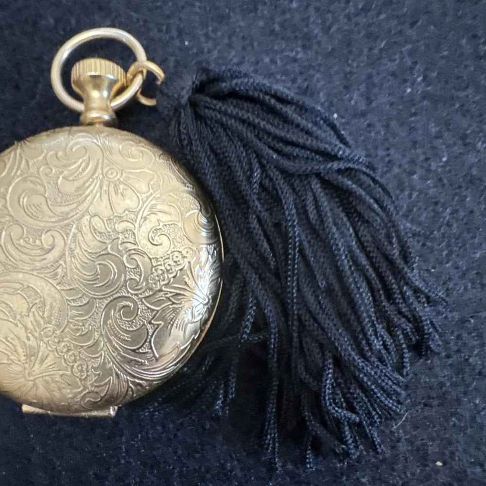 Estee Lauder Gold Tone Transparent Powder Compact Pocket Watch Design Vintage